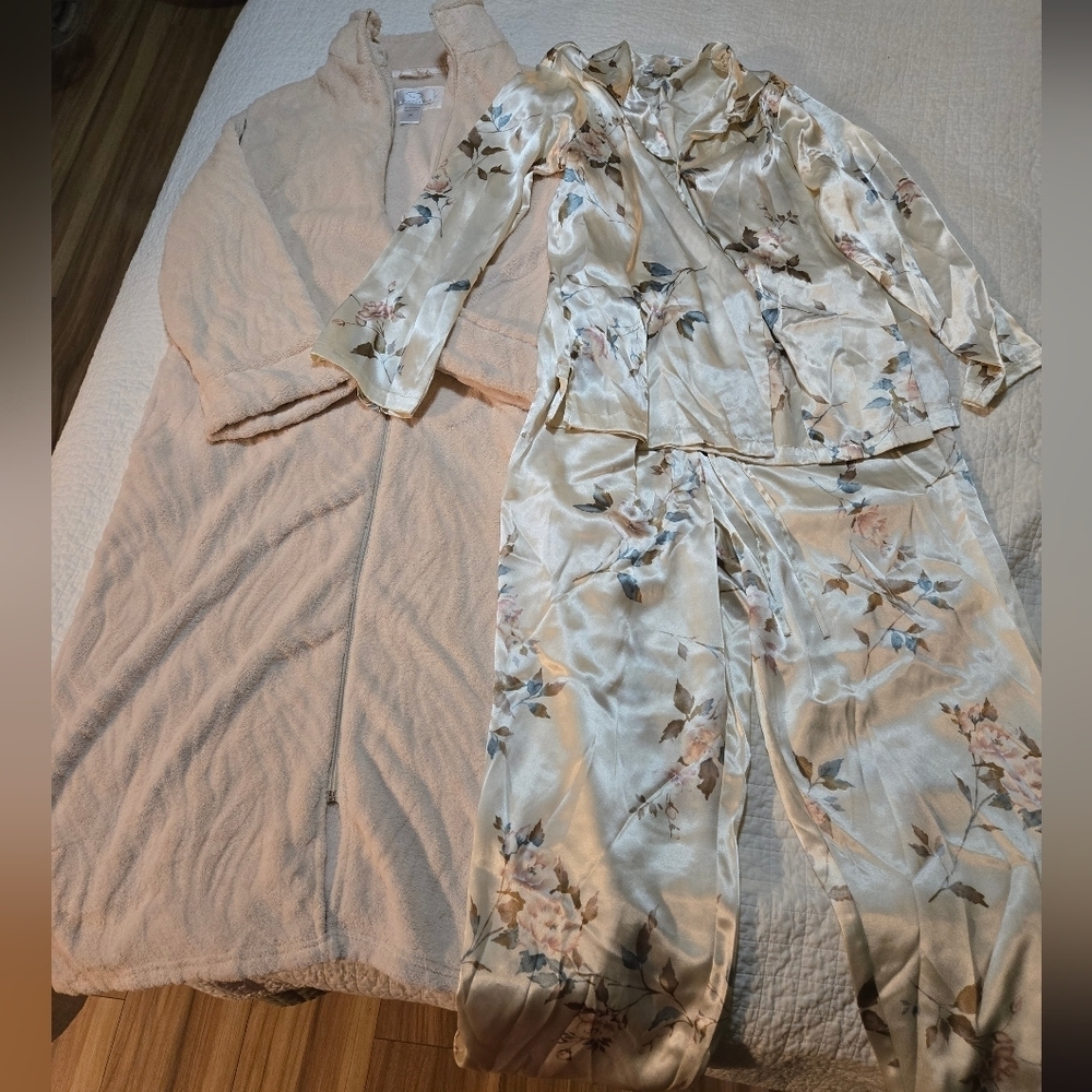 Jones New York Silk Feel Floral Pajamas WITH Oscar De La Renta Zip Front Robe M